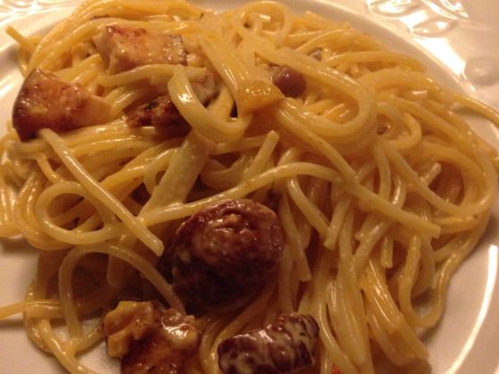 Spaghetti med bacon og chorizo carbonara